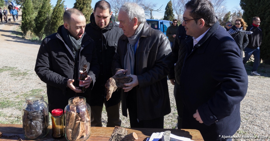 M�s de 200 persones descobreixen el proc�s de destil�laci� de l�oli de ginebre a Riba-roja d�Ebre