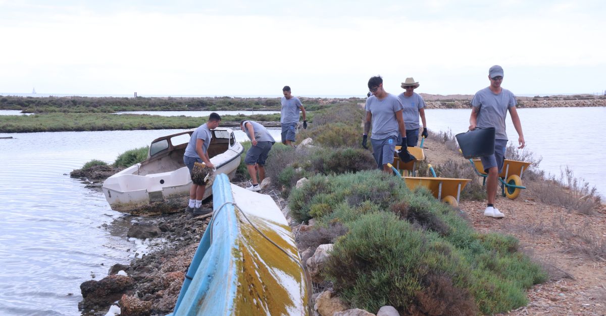 Vaixells abandonats i munts de plstics: retiren la brossa marina de les salines de la punta de la Banya