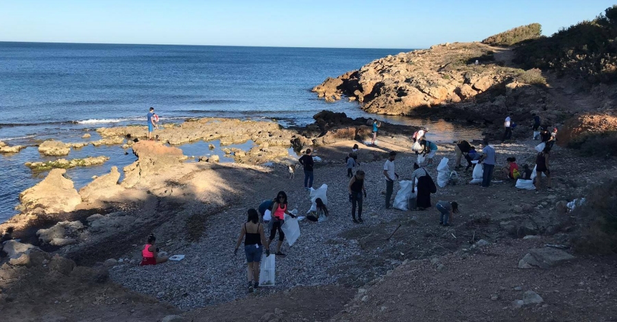 Jornada de voluntariat a les platges del Cap de Santes Creus a lAmetlla de Mar