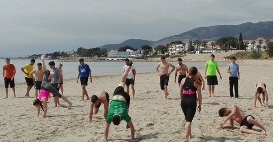 Alumnes de CAFE d�EUSES TE-URV fan una sessi� d�acrosport a Sant Carles de la R�pita