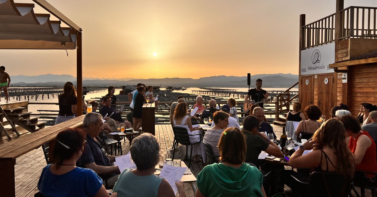 El cicle Albades i vesprades cantades torna al Delta de lEbre per rebre el sol cantant enmig del mar