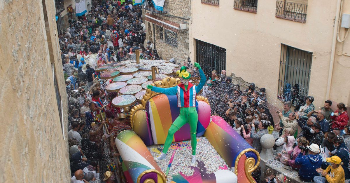 La batalla de confeti apropa a ms de 16.500 persones a Morella per a arrancar lany del 55 Sexenni