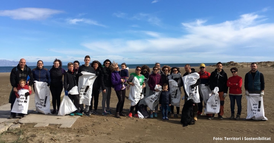 Uns 200 voluntaris recullen 4 tones de brossa despais naturals del Delta de lEbre