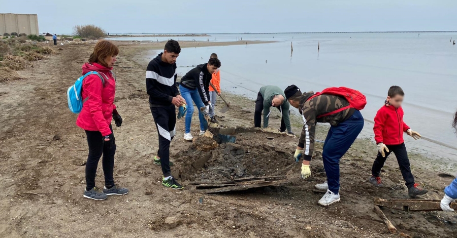 Voluntaris recullen 10.000 quilos de brossa de les platges de la badia dels Alfacs