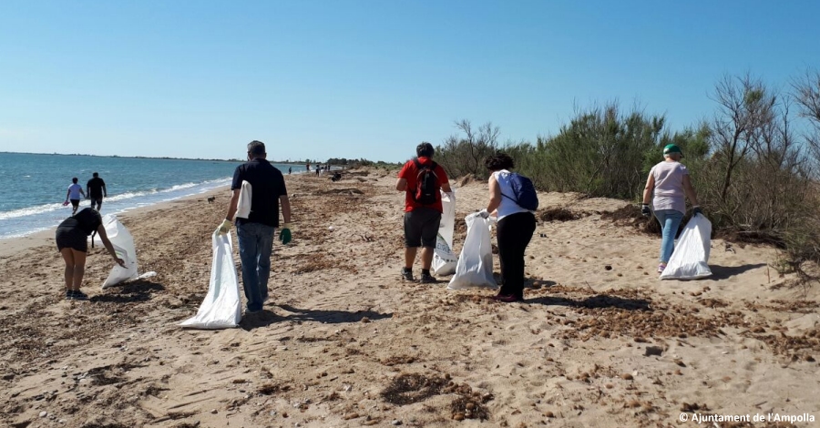 Una trentena de voluntaris recullen 362 quilos de brossa a la badia del Fangar i a la platja de l�Arenal de l�Ampolla