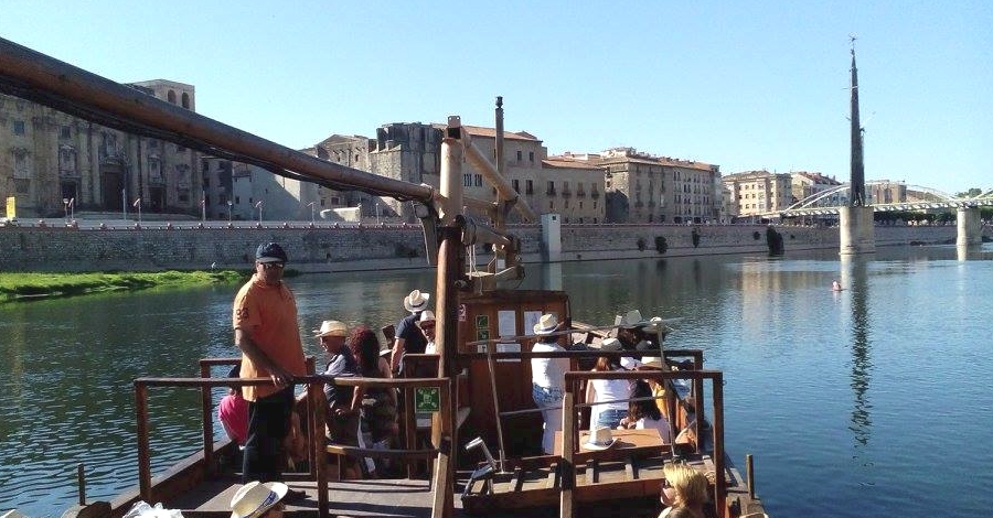 Tortosa instal�la nova senyalitaci� tur�stica a les estacions de bus i tren i a l�embarcador fluvial