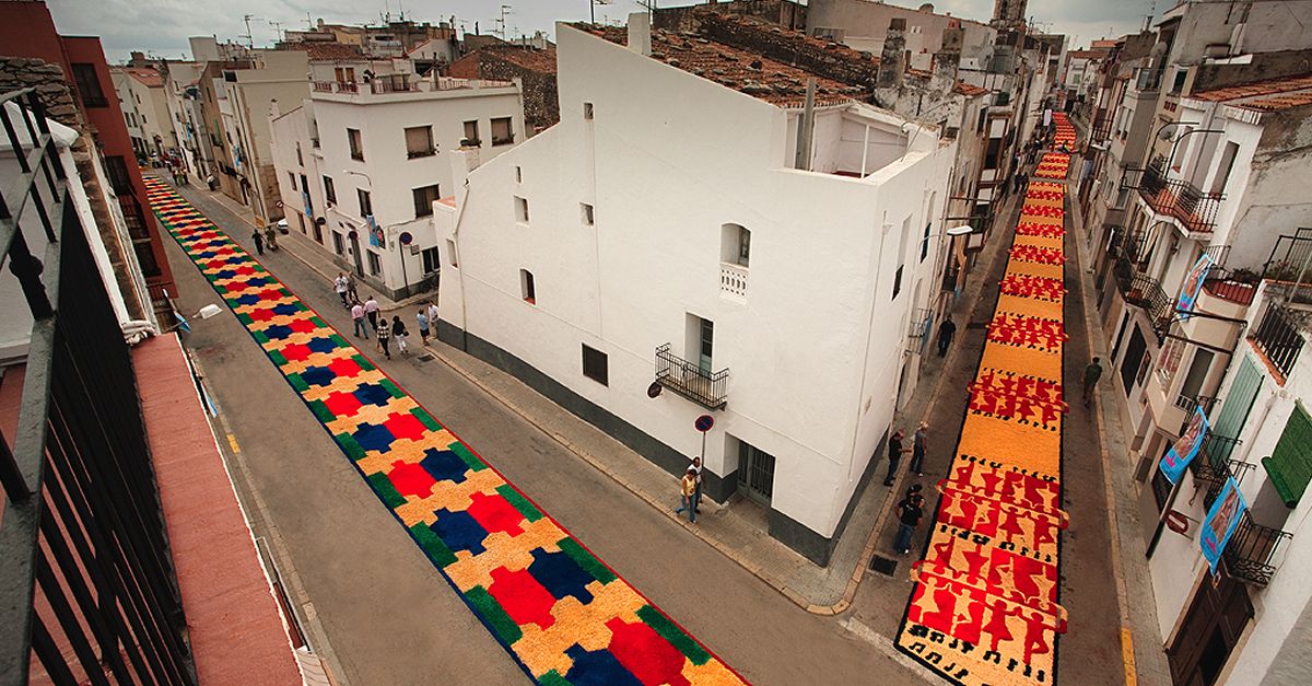 La Snia somple de colors i catifes per celebrar la Festa de la Mare de Du de Pallerols