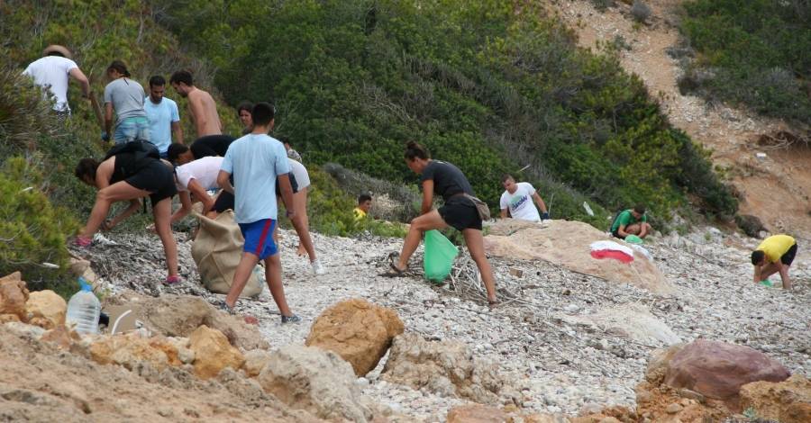 La jornada de voluntariat ambiental a les platges del Perell recull ms de 250 quilos de deixalles