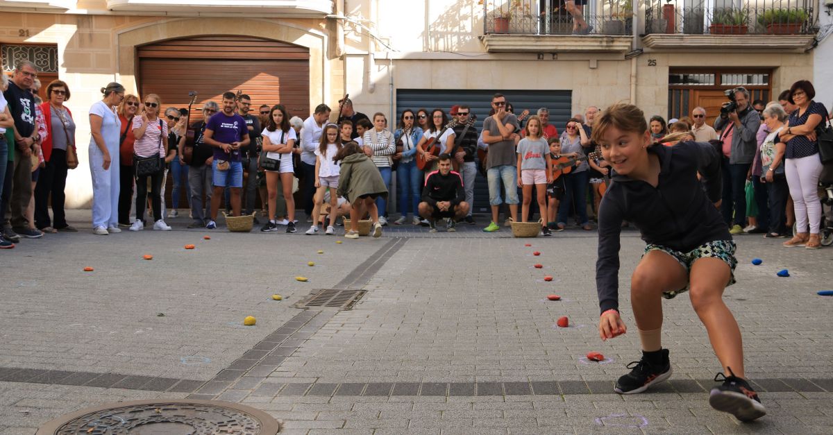 La msica, el joc i el ball tradicional recuperen el pols del carrer en la primera edici de la Xalera a la Snia