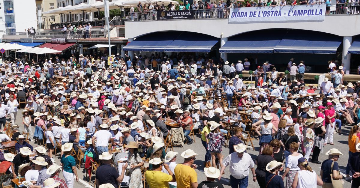 Ms de 4.000 persones omplen el port pesquer de lAmpolla per celebrar la Diada de lOstra del Delta