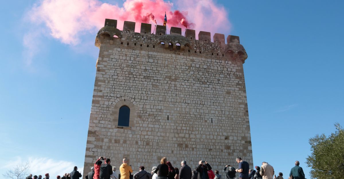Mig centenar de torres, talaies i talaiots sencenen simultniament per denunciar el drama migratori del Mediterrani