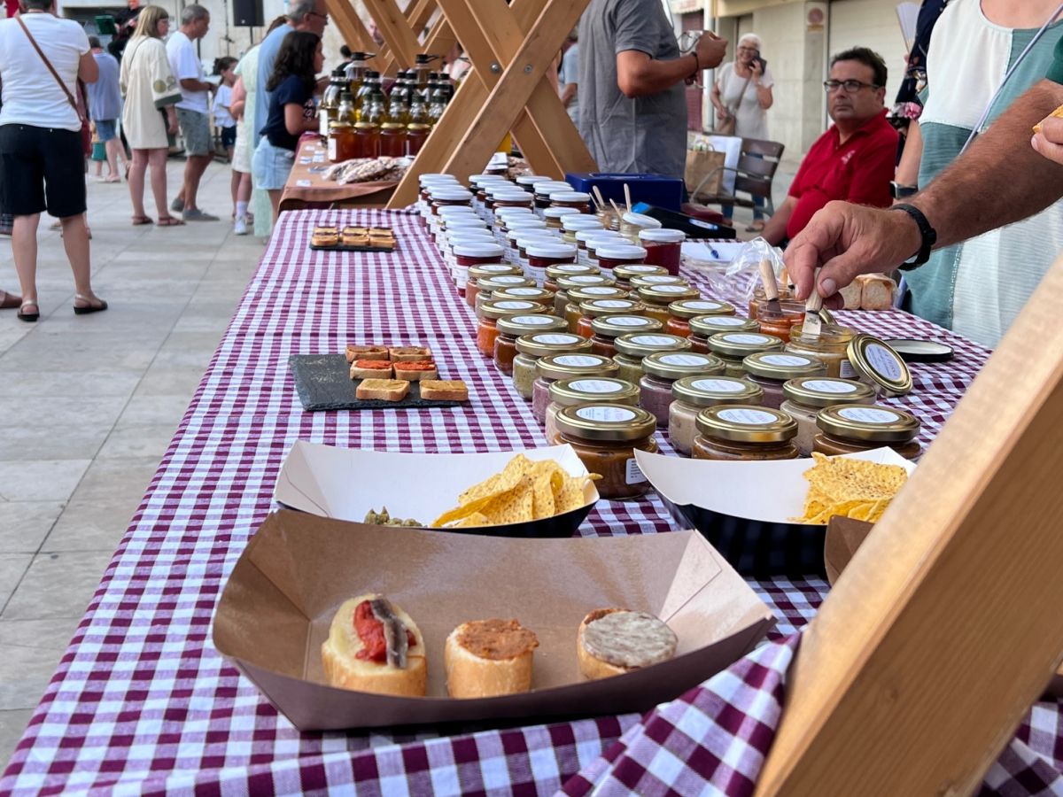 La Fira Fruits de la Terra aconsegueix apropar els productes locals als visitants en plena temporada tur�stica | EbreActiu.cat, revista digital d&rsquo;oci actiu | Terres de l&rsquo;Ebre ...