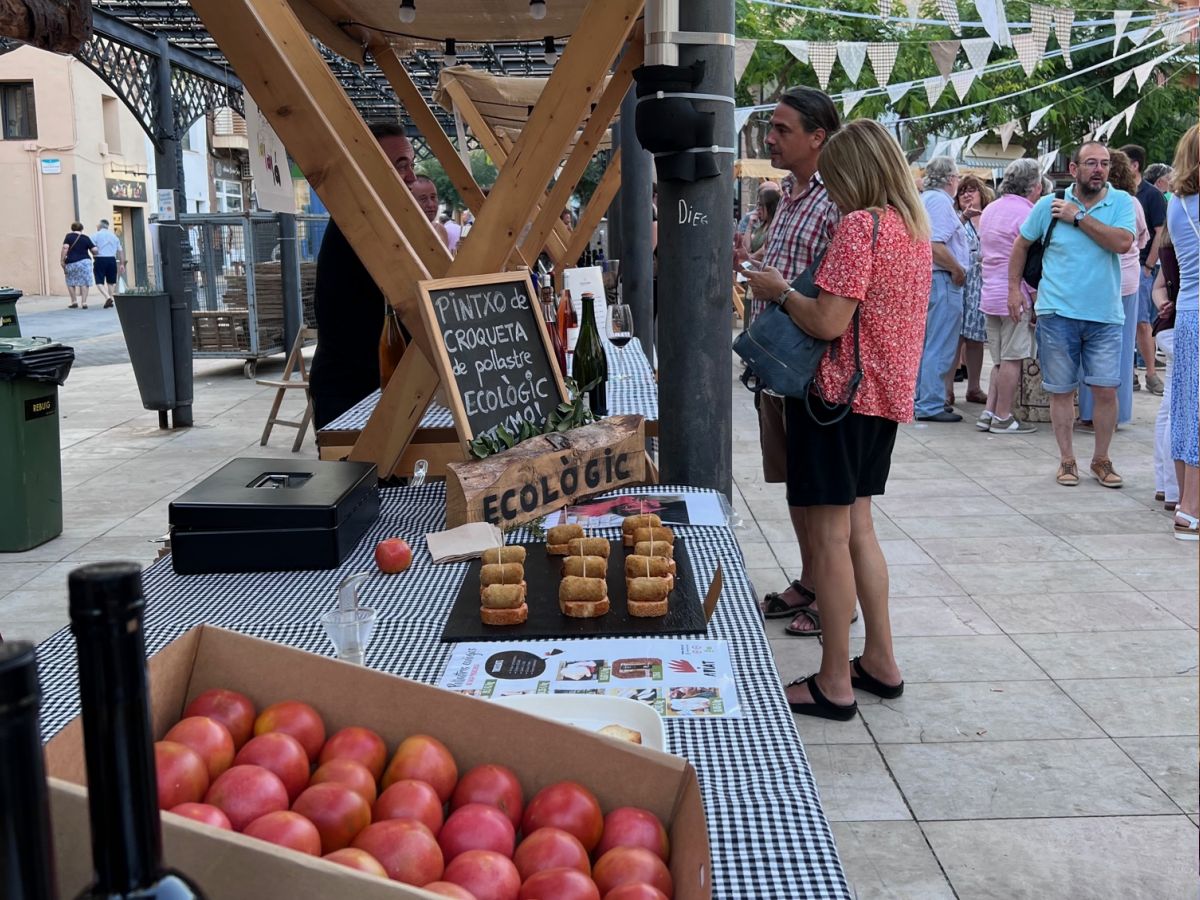 La Fira Fruits de la Terra aconsegueix apropar els productes locals als visitants en plena temporada turstica | EbreActiu.cat, revista digital d’oci actiu | Terres de l’Ebre ...