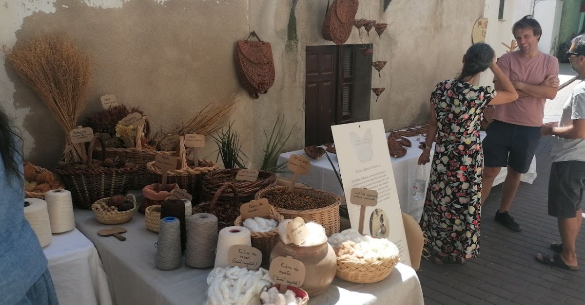 Artesans i artistes celebren 20 anys trenant fibres vegetals i dignificant lofici de les llatadores a Mas de Barberans
