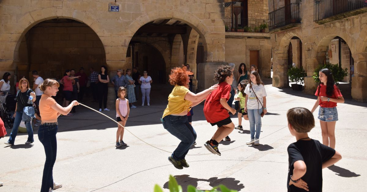 Horta de Sant Joan va acollir la 2a XALERA, jornada transfronterera de jocs i balls al carrer  | EbreActiu.cat, revista digital d’oci actiu | Terres de l’Ebre ...