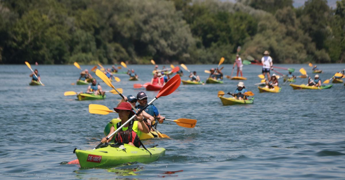 Un centenar de pirages omplen el riu Ebre per reivindicar un major cabal aqutic i slid