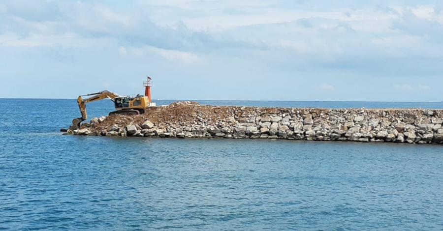 En marxa les obres dels danys ocasionats pel temporal Glria al port de les Cases