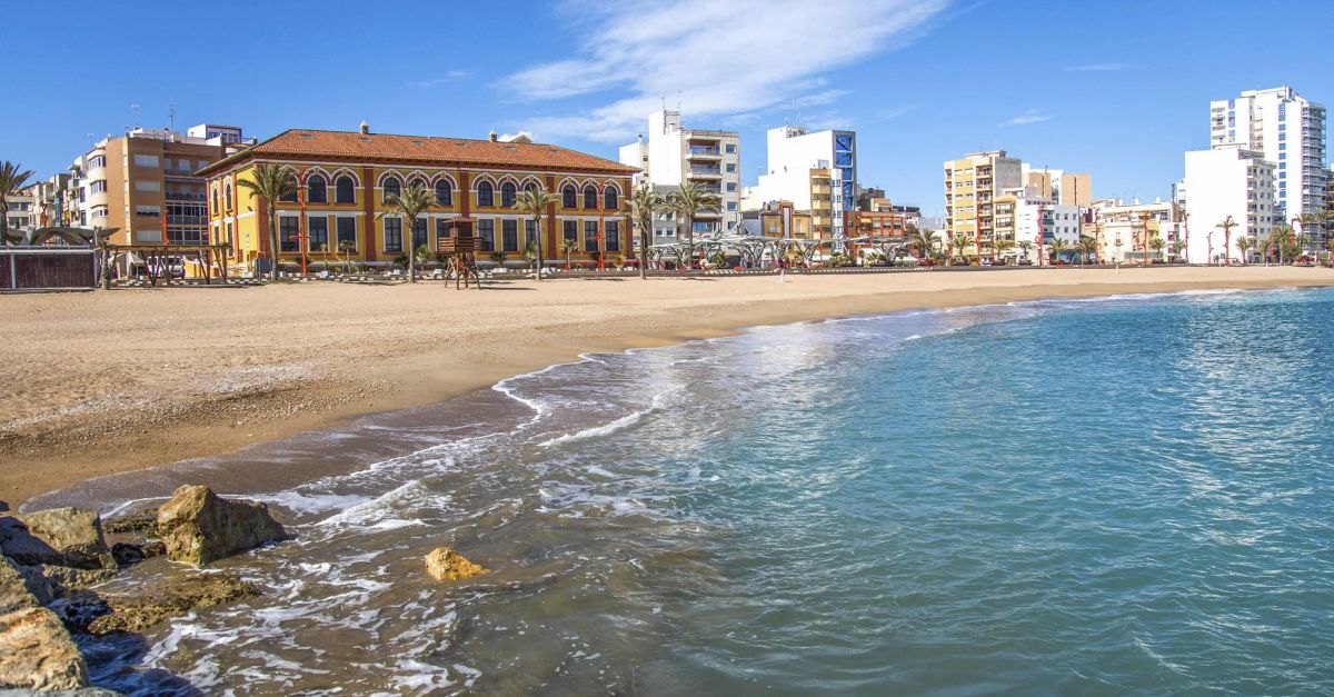 Vinars renova les Banderes Blaves de les platges del Fort i Fora del Forat