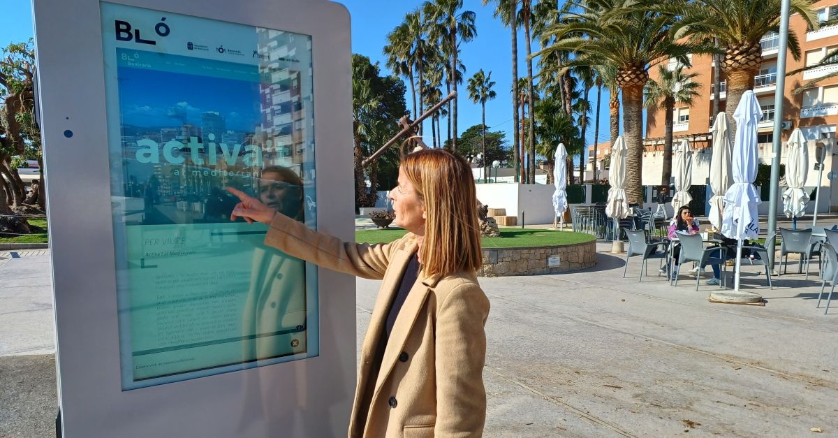Benicarl installa una pantalla tctil per a facilitar la informaci turstica de la ciutat