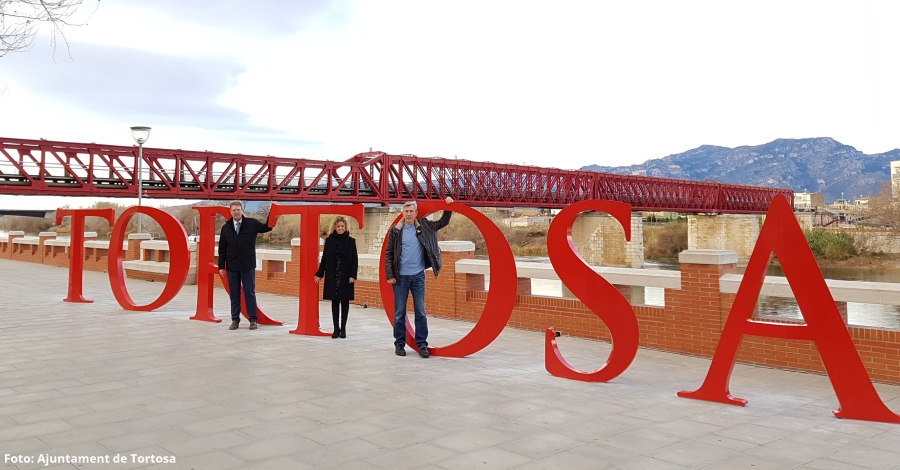 Tortosa installa a la vora de l’Ebre un photocall amb el nom de la ciutat com a eina de promoci turstica | EbreActiu.cat, revista digital d’oci actiu | Terres de l’Ebre ...