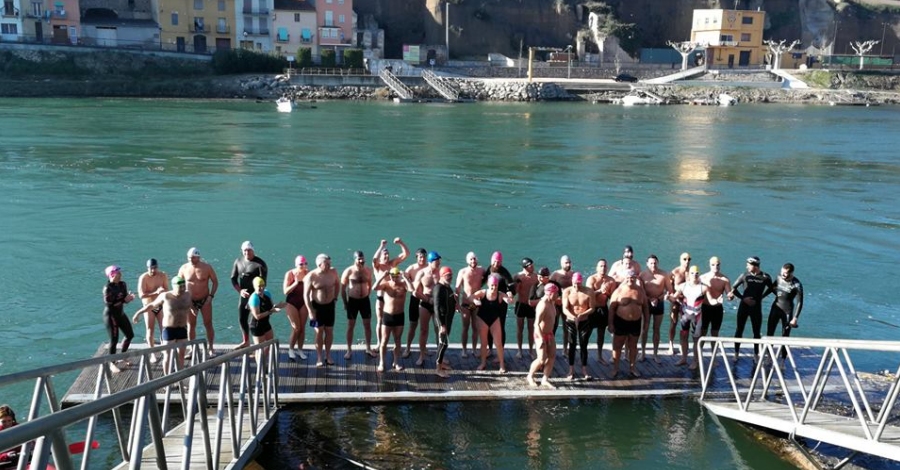 Trenta-tres participants a la Sant Silvestre aqutica de Mra dEbre