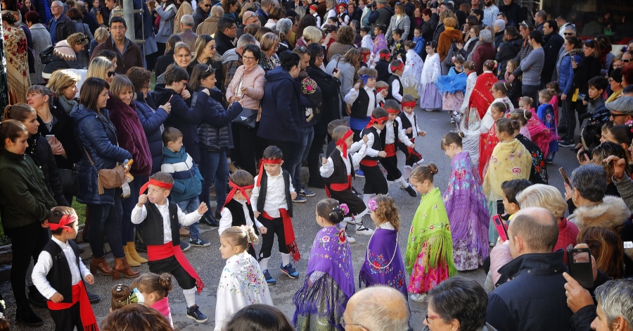 Els balls, la msica i els colors dels mantons tornen a fer brillar la festa de Sant Antoni dAlcanar