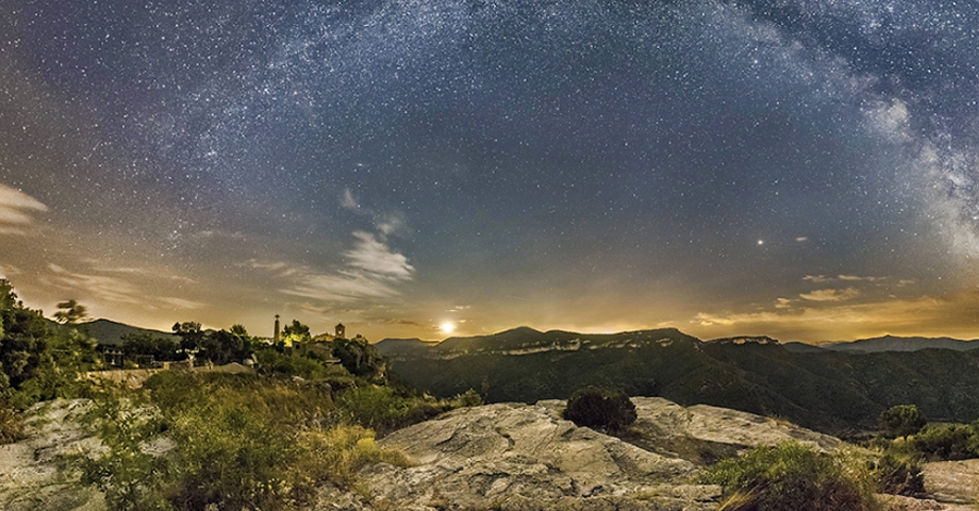 Prades apaga els llums i encn els estels