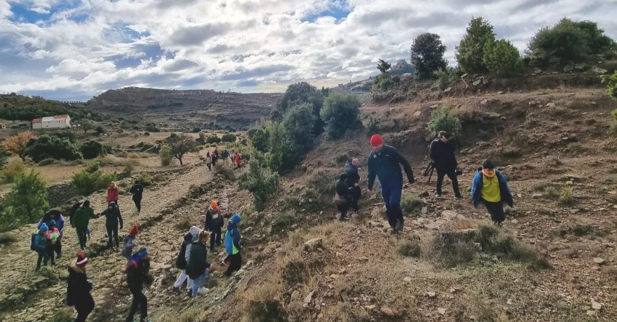 Primera visita a les petjades de dinosaure del Mas de Romeu amb molta participaci