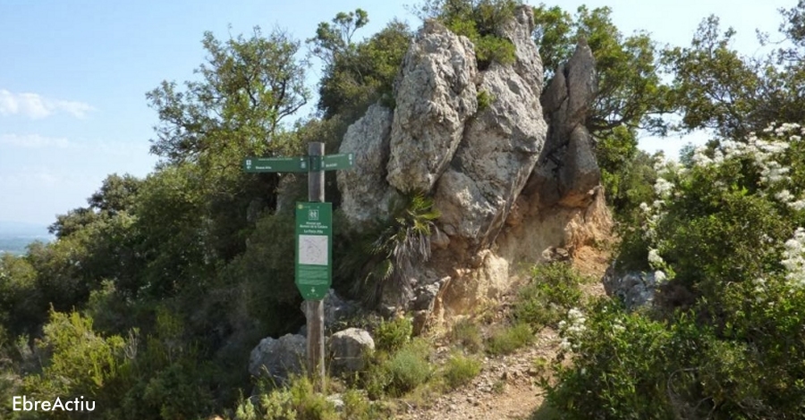 Recorrent la serra de Godall a peu o en BTT