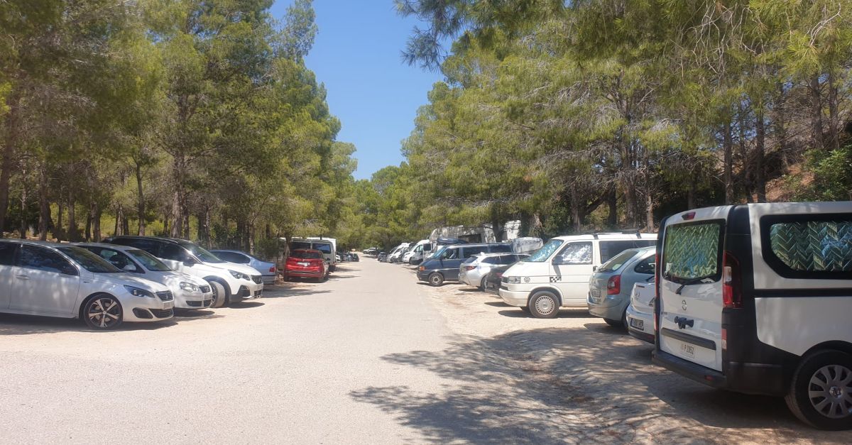 Els aparcaments de la platja del Torn de lHospitalet tanquen a les nits com a mesura de protecci de lentorn natural i evitar les conductes incviques