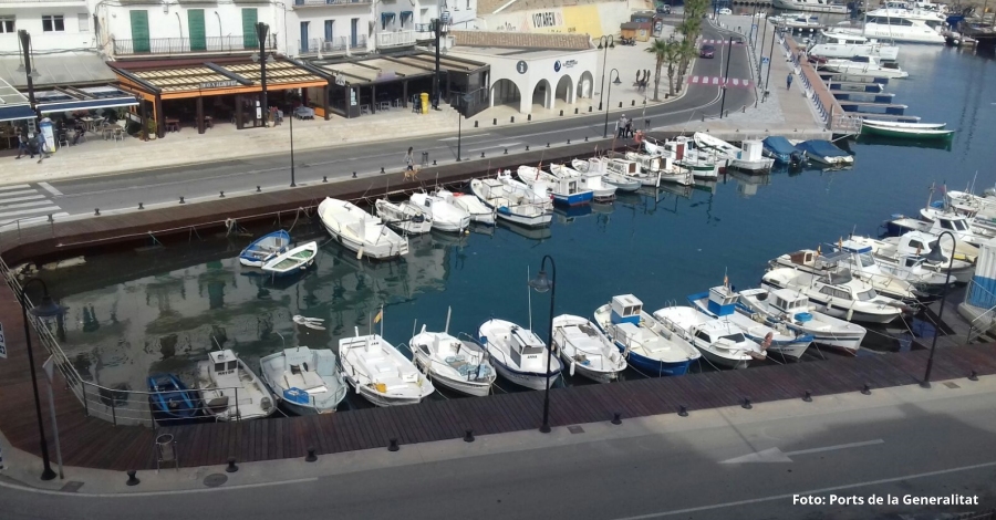 Es renova un tram de passarella de fusta al port de l’Ametlla de Mar per millorar la zona de passeig