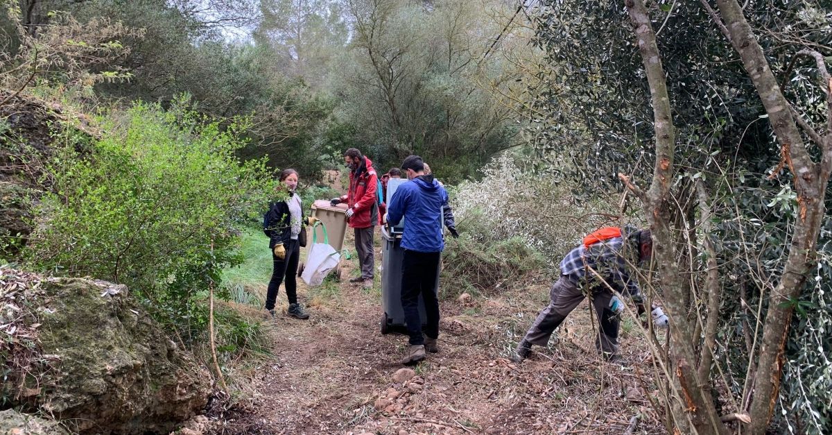 Retiren ms de 3.000 quilos de brossa, runa i deixalles a lentorn de lEbre a Miravet