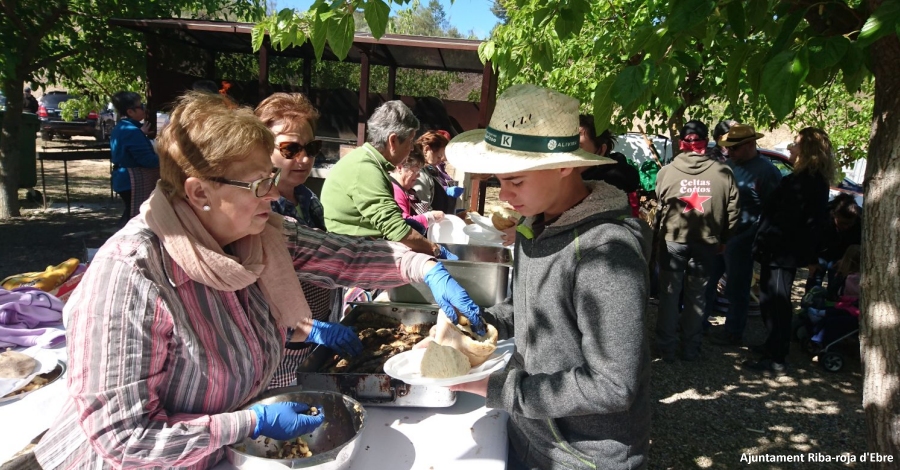 Riba-roja dEbre serveix 400 clotxes en el 30 Dia de la Clotxa 