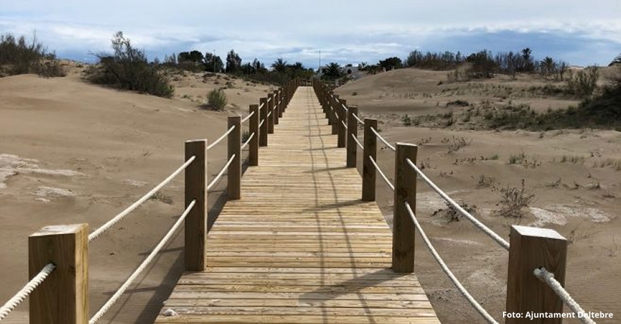 La bandera blava tornar a onejar a la platja de Riumar | EbreActiu.cat, revista digital d’oci actiu | Terres de l’Ebre ...