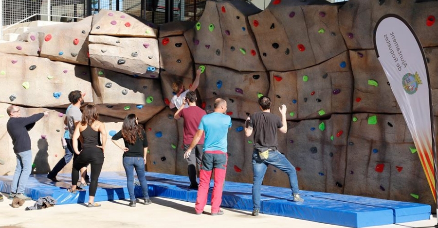 Roquetes installa un rocdrom-boulder