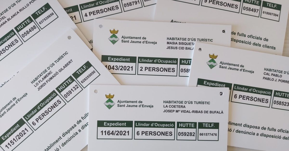 Sant Jaume lliura les plaques identificatives als habitatges ds turstic