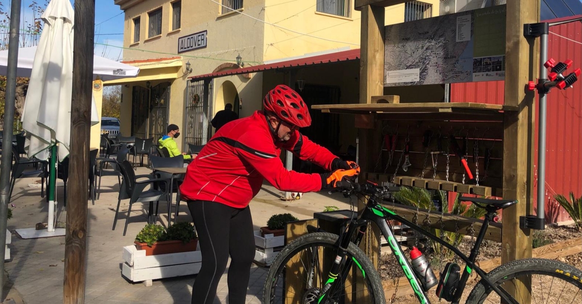 El Consell Comarcal del Baix Ebre installa tallers dautoreparaci de bicis a la Via Verda de la Val de Zafn
