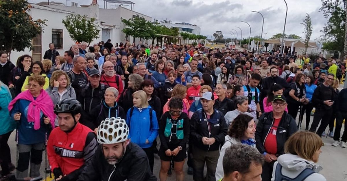 500 participants a l11a Caminada amb Lluna Plena pel Delta de lEbre amb esperit solidari i condicionada per la pluja