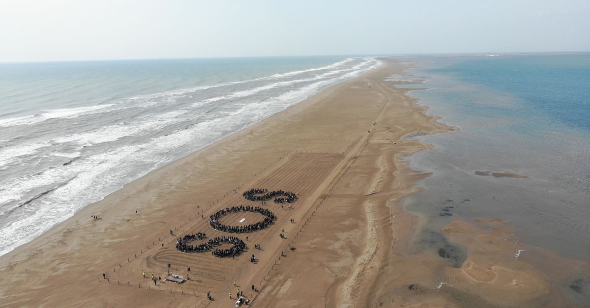 Centenars de persones formen un gran SOS com a crit d’alerta per la regressi del delta de l’Ebre