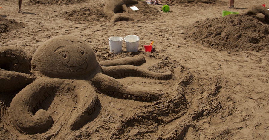 Taller familiar de esculturas de arena al Delta de l&rsquo;Ebre