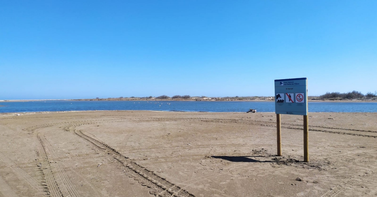 Tancat temporalment laccs a la platja del Garxal, a Deltebre