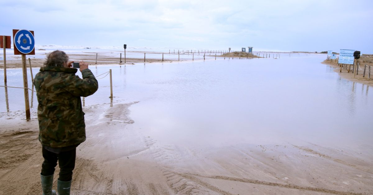 La primera nit de temporal torna a inundar i deixa intransitable la barra del Trabucador