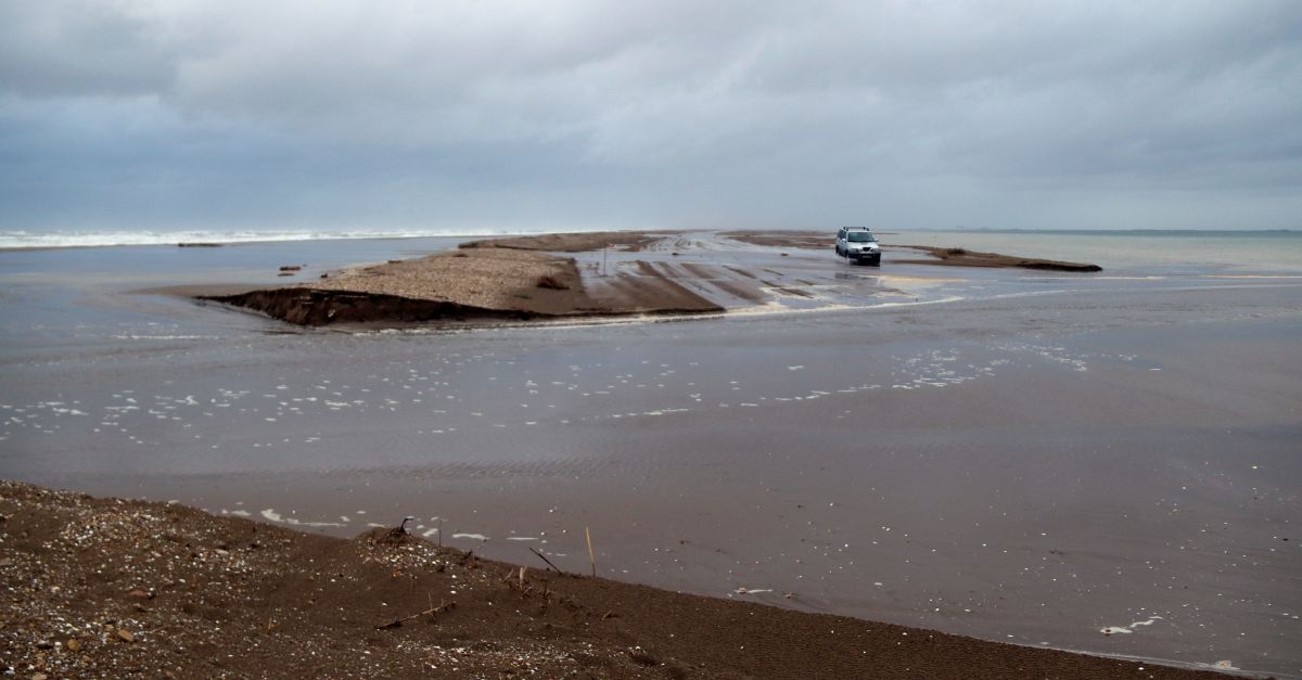Els microtrencaments pel temporal mantenen tallada la barra del Trabucador