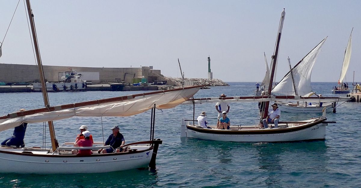 La Cala tornar a omplir-se de veles llatines en la trobada tradicional al municipi