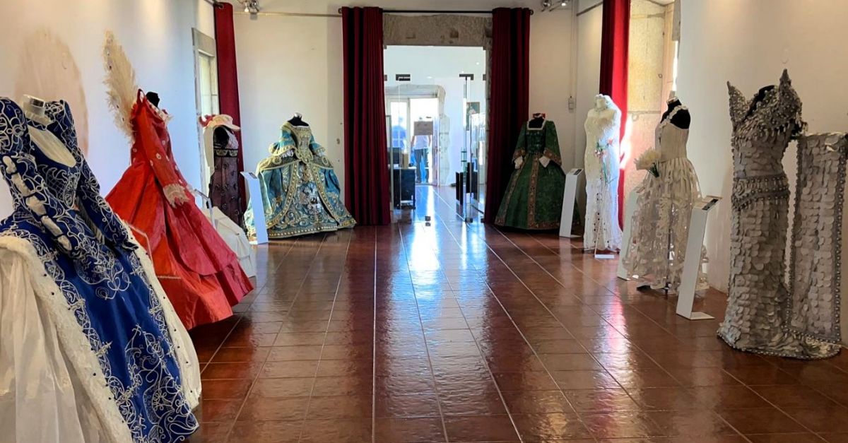 Amposta i Mollerussa exhibeixen a Portugal la candidatura dels vestits de paper per a la Unesco