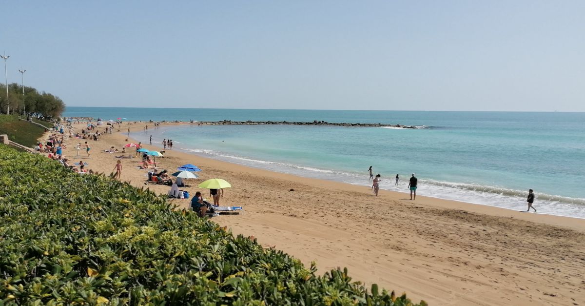 Vinars renova les Banderes Blaves de les platges del Fort i Fora del Forat