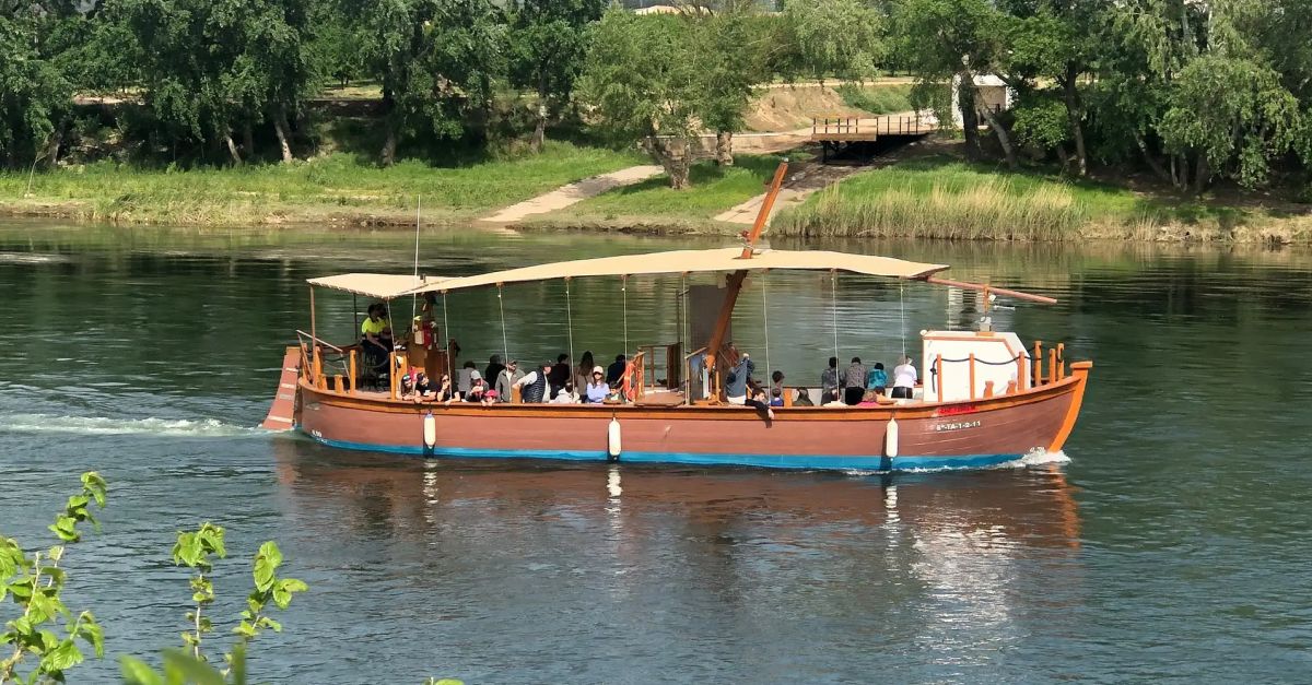 Visita caracteritzada al nucli antic d�Asc� i passejada amb el lla�t Lo Roget
